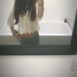 Vit spets T-shirt  - Storlek M/S men passar även folk med storleken xs! Fint skick inte använd så mycket passar bra till mycket 