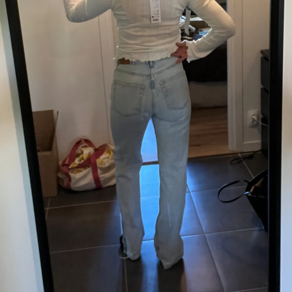Jättesköna ljusblåa jeans från Gina Tricot, de är tyvärr för långa på mig som är 170 cm lång, på bilderna har jag 5 cm klackar så skulle nog passa en som är 175 cm eller längre bättre! . Jeans & Byxor.
