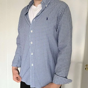 Polo ralph lauren skjorta  - Ralph lauren skjorta i fint skick (9-10) använd ba nån gång. Modellen är 178cm lång. Hör av dig vid funderingar och pris kan diskuteras vid snabb affär mvh Mh. Sellout