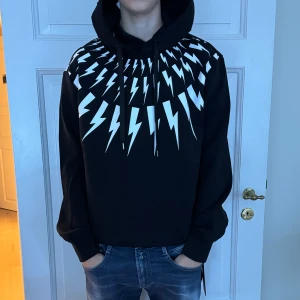 Neil barret hoodie - Säljer en sprillans ny Neil barret hoodie i storlek M med alla tags kvar. Nypris över 6000kr och mitt pris är 2299kr modellen på bilden är 180 och väger 65kg, bara att skriva om ni har några funderingar 🌟