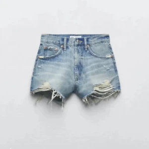 Zara shorts  - Säljer dessa skit snygga jeans shorts från zara knappast aldrig använda och är precis som nya köptes för 339 kr, skriv för fler bilder