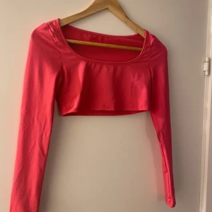 Hot pink crop top  - Jätte fin råsa Crop top för sommaren som strålar. Är i Ny skick