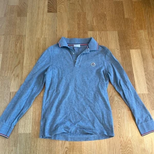 Moncler skjorta - Tjena säljer min moncler skjorta då den blivit för liten. Den är i bra skick då den använts väl. Storleken är 175 i junior men den passar S skulle jag säga. Vid fler frågor skriv!