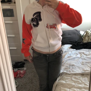 Oversized, croppad hoodie - Bra skick! En liten fläck på fickan, men inget man lägger märke till.  Storlek XXS men passar även XS, S och M pga oversize. Nypris är 250 kr. Skriv gärna om du har frågor eller önskar fler bilder 😊