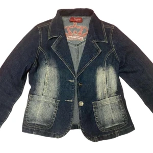 S. AC DENIM JACKA - Super snygg jeans jacka med röd krona på ryggen🤩 Säljer då jag bara använt den 1 gång, den är i nyskick🩷