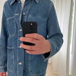 Blå jeansjacka - Skick: 10/10 Köpte på arket i Köpenhamn och har använt en gång Nypris: 990kr