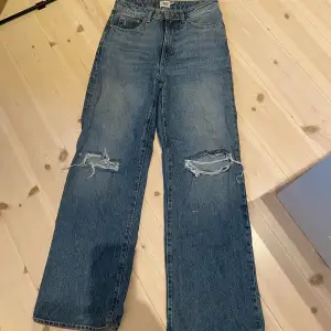 Mörkblå jeans med hål på låren i storlek m från lager 157.