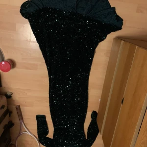Mörk grön klänning för salu - Jag sälj min systers andra klänning. Hon har bara provat på den klänning en gång men aldrig använt den. Den kan vara en bal klänningen och den är i storlek S. Hör av dig om du är intresserad och vi kan diskutera priset<3