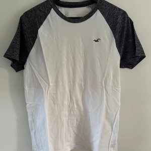 T-shitt - Min lillebror har blivit 195 så vuxit ur en del kläder som jag nu säljer åt honom🤝 Vill ni ha bilder på hur kläderna sitter på så är det bara att skriva så löser vi☀️☀️