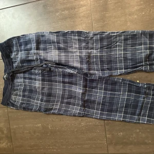Pyjamasbyxor - Min lillebror har blivit 195 så vuxit ur en del kläder som jag nu säljer åt honom🤝 Vill ni ha bilder på hur kläderna sitter på så är det bara att skriva så löser vi☀️  Sköna och mjuka pyjamasbyxor🫶