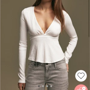 Långärmad topp från Nelly  - Säljer denna super fina topp från Nelly som är perfekt till sommaren💕har en liten fläck på armen som jag kan skicka bild på ifall det önskas