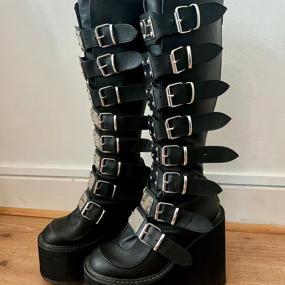 Size 37 & made from black vegan leather! They’re soo cool and such a statement piece but are a bit big on me 😭 The buckles let you loosen or tighten them so it’s easy to adjust your size.. Skor.