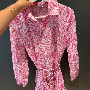 Klänning - Super fin klänning till sommaren!💗 Passar perfekt till avslutningar/midsommar. Klänningen är aldrig använd men ingen prislapp kvar. Jätte fina flätade snören som detalj vid midjan, banden justeras hur man vill att klänningen ska sitta.