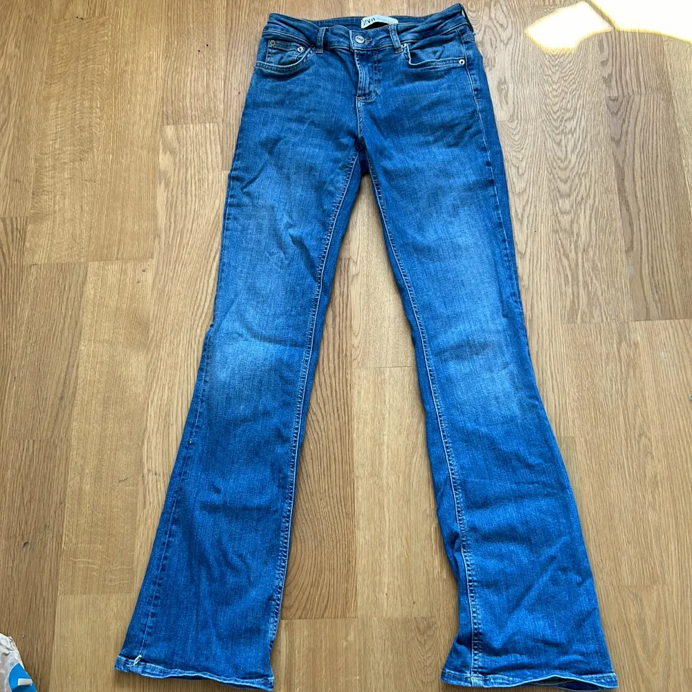 Low waist bootcut jeans från Zara. Superbra skick och använda ett fåtal gånger💘. Jeans & Byxor.