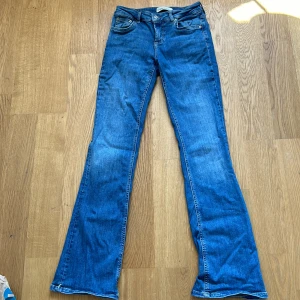 Low waist bootcut jeans  - Low waist bootcut jeans från Zara. Superbra skick och använda ett fåtal gånger💘