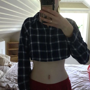 Kort skjortan  - En kort skjorta från h&m. Inga fläckar eller hål, säljer på grund av att det inte är min stil.