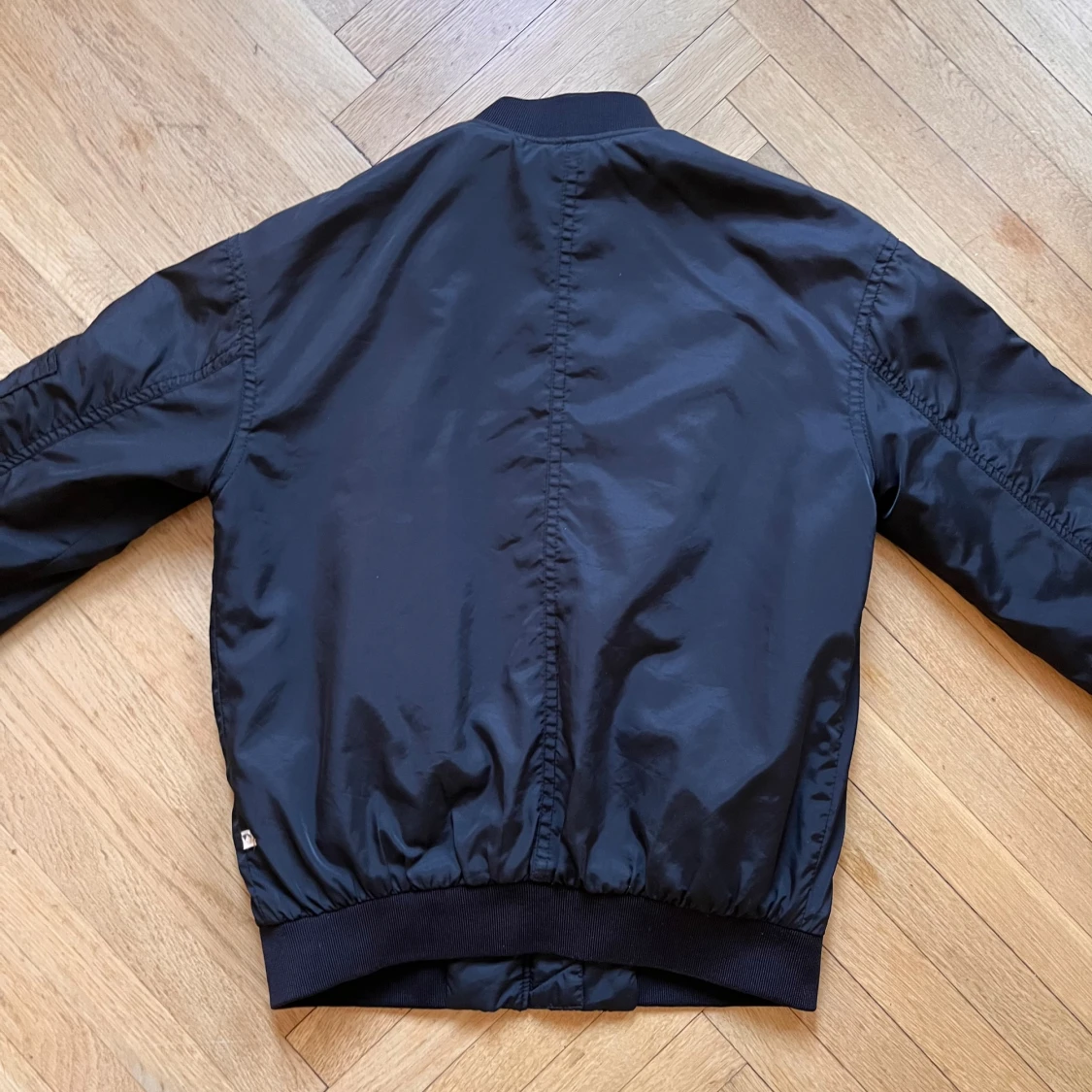 Svart bomberjacka från Junkyard - 90