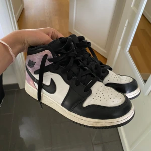 Jordan skor - Lila/rosa jordans, använda få gånger. Säljer pågrund av att de är för små för mig, pris kan diskuteras, finns inte att få tag i längre (nypris 1399kr) (Finns även snören i rosa till)