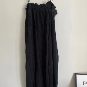 Klänning  - Säljer denna fina klänning från H&M, den är i nyskick och i storlek M.💕💕