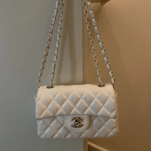 Väska  - Köptes i Turkiet, missfärgad av en svart tröja (bild 2). Går säkert bort för den som vill.  Har även en svart vid intresse 