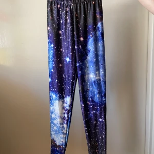 Leggings yogabyxor rymden - Rymdmotiv på blå bakgrund   Köpare bet frakt