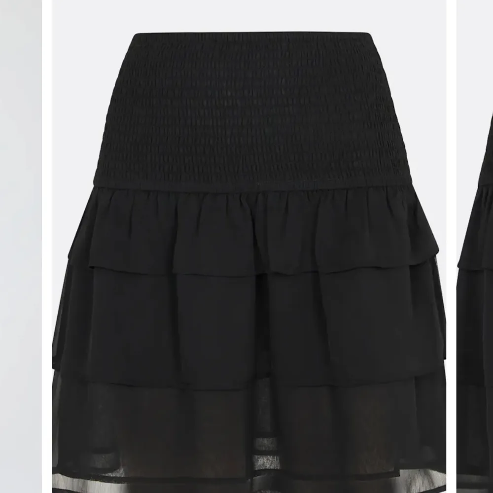 En helt oanvänd och ny svart volang kjol ifrån bikbok. Nypris: 399 kr. Storlek S☺️. Kjolar.