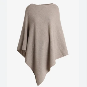 Poncho - Säljer denna super söta poncho från Part Two! Den är varsamt använd, alltså i ett mycket gott skick. Materialet är en blandning av bla: bomull och kashmir, ett super fint och mjuk material. Nypris: 1 345 kr!  Skriv för fler bilder osv  Lånade bilder!