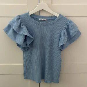 Blå blus - Jättesöt blus från zara💞Storlek M men skulle mer säga att den sitter som en Xs-S.