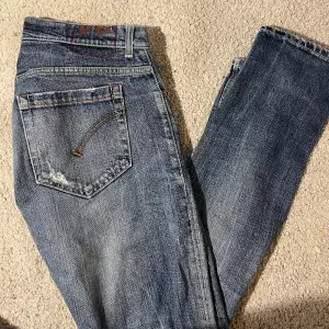 Säljer dessa sjukt snygga jeans från dondup, modellen är ”george” vilket är en väldigt eftertraktad modell, dessa är i fint skick. Skriv vid funderingar och frågor!