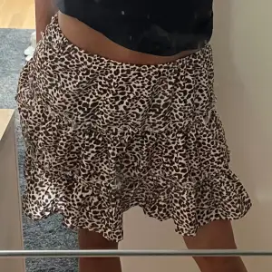 Säljer en leopard kjol perfekt nu till sommaren och använd 1 gång! 