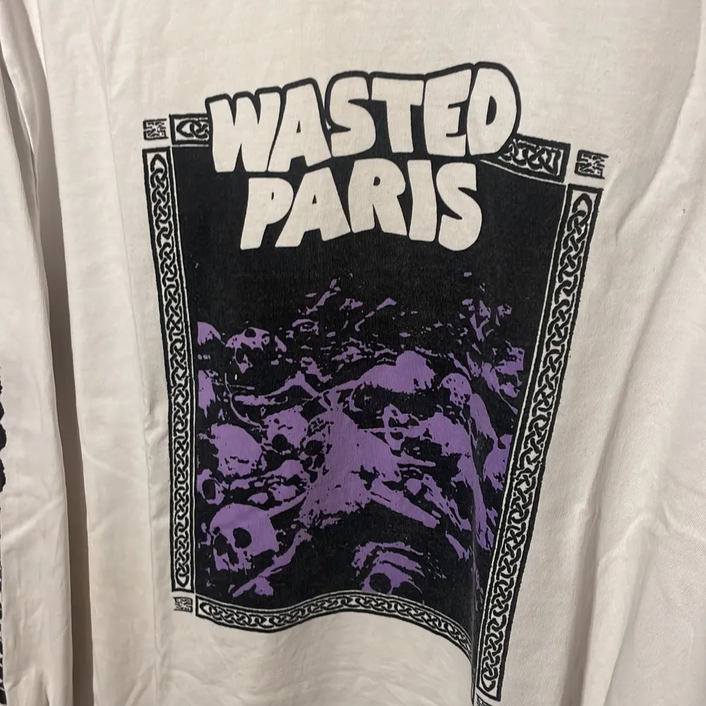 En lång-ärmad Wasted paris tröja, Köpt ny från Kennedies för 700kr om jag inte minns fel. Storlek M-L ungefär.. T-shirts.
