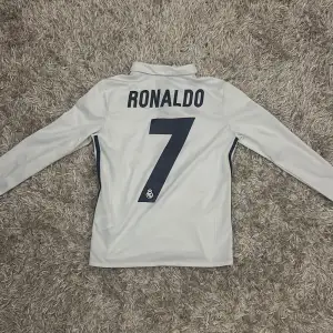 Real Madrid Ronaldo tröja 2017. Tröjan är äkta och bra kvalitet. 