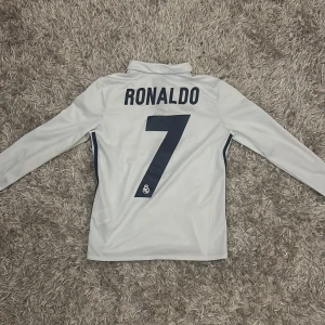 Real Madrid tröja  - Real Madrid Ronaldo tröja 2017. Tröjan är äkta och bra kvalitet. 