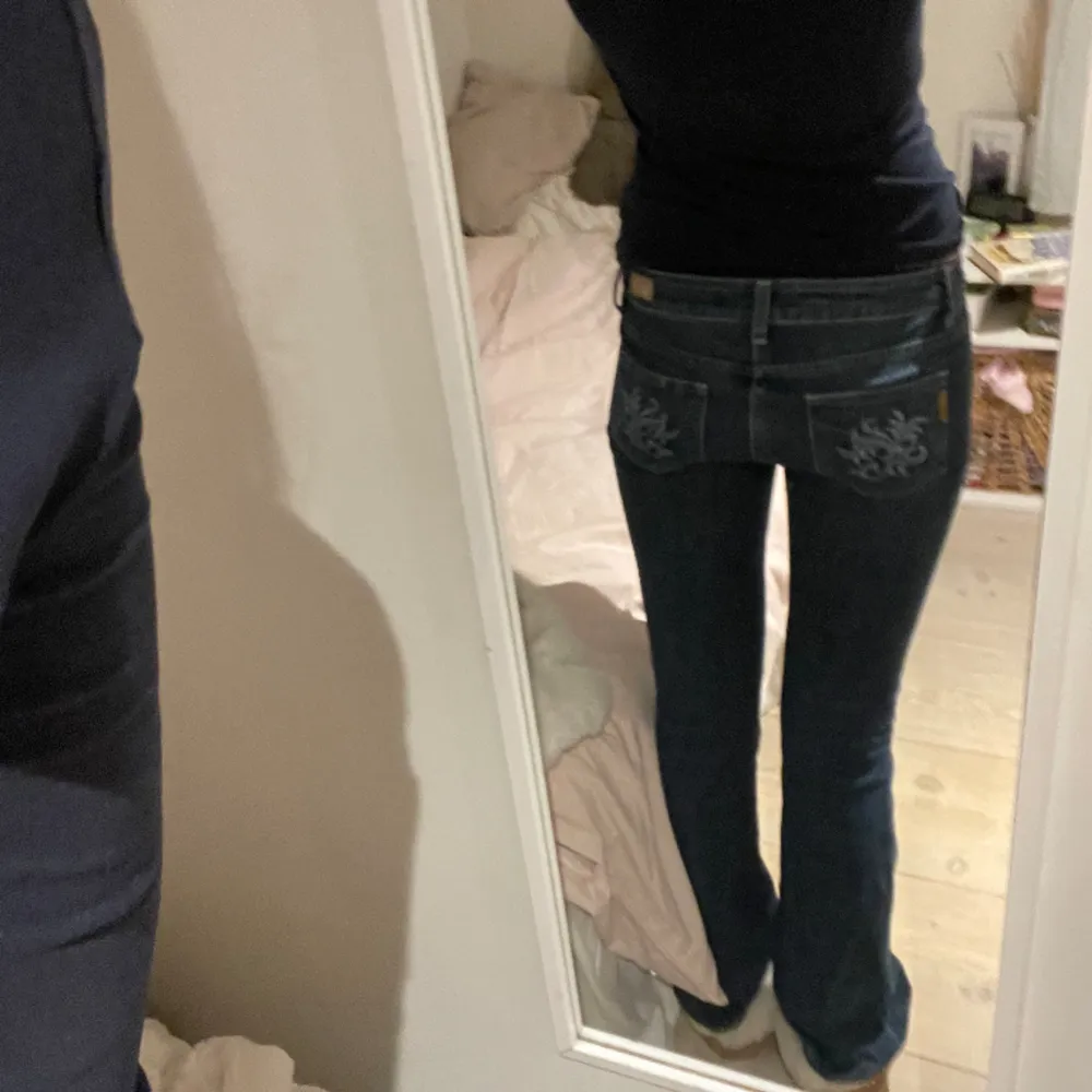 jättefina jeans jag köpt på second hand i London. Säljer pga dom har blivit för korta. Kontakta privat för mer information ❣️❣️. Jeans & Byxor.