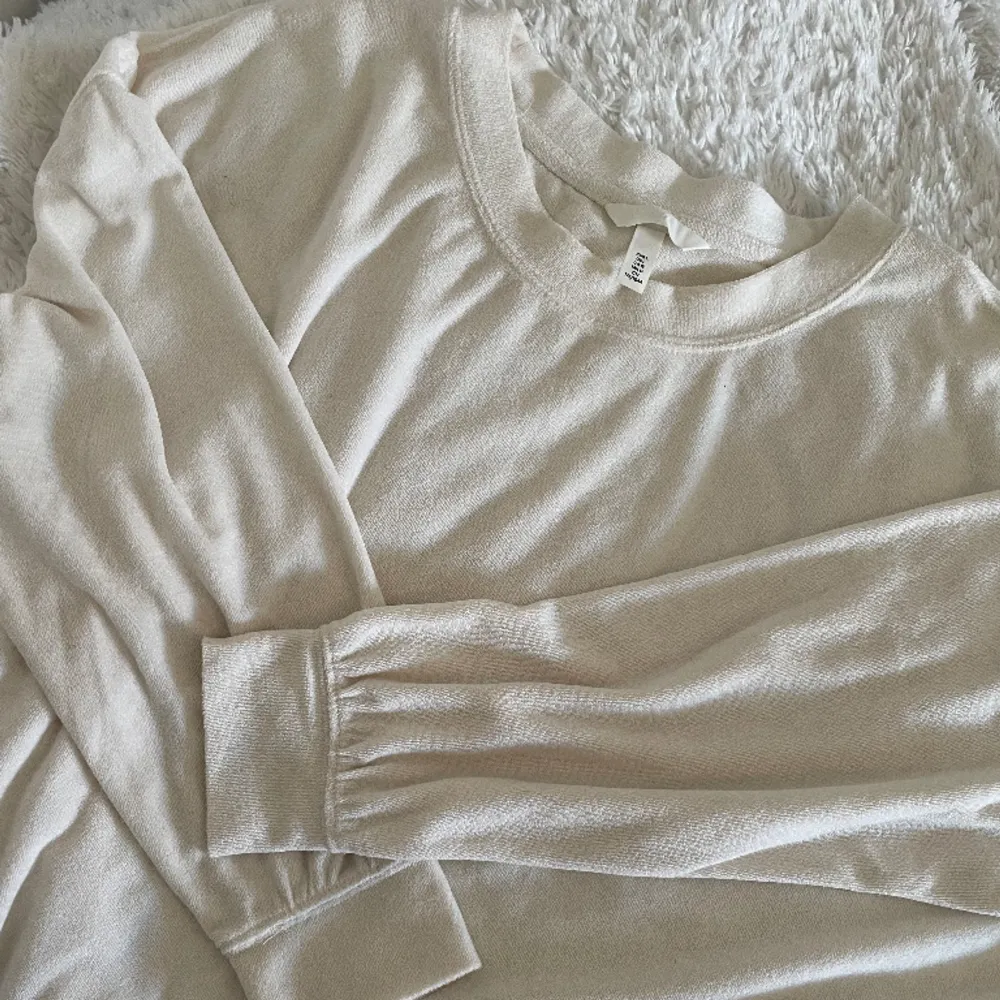 Tunn vit tröja i storlek L från H&M, men passar även M och oversize som S💞. Tröjor & Koftor.