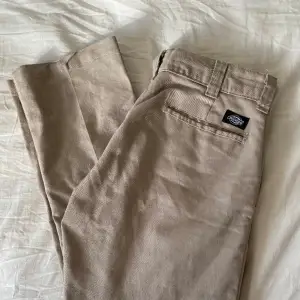 Beige lowaisted dickies, lite långa i benen för mig som är 164 cm så passar bra om man är lite längre. Är i super skick, inga defekter 💗