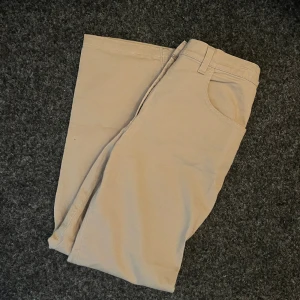 Jeans  - Beiga jeans från Armani som är kortare i benen passar perfekt på mig som är 156 