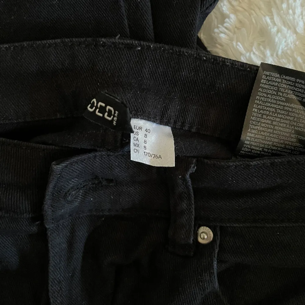 Svarta vida jeans från H&M i storlek 40!🖤. Jeans & Byxor.