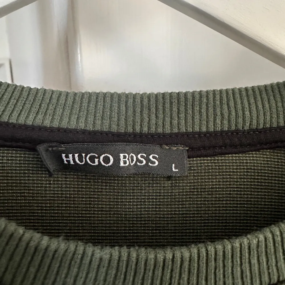 Hej säljer en grön tröja från Hugo Boss, den är i nyskick.✨. Hoodies.