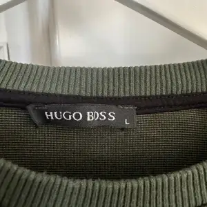 Hej säljer en grön tröja från Hugo Boss, den är i nyskick.✨