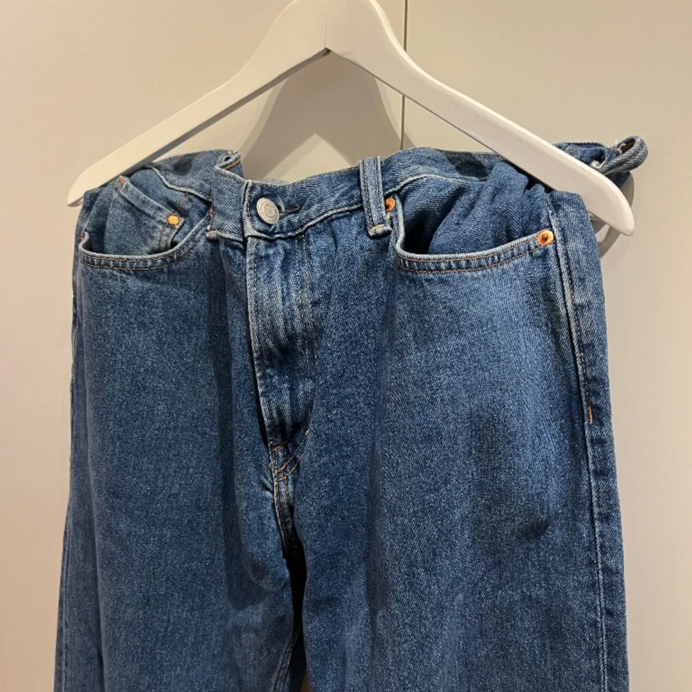 Blå jeans i relaxed fit från HM. Storlek 38/32. Knappt använda. Mycket fint skick.. Jeans & Byxor.