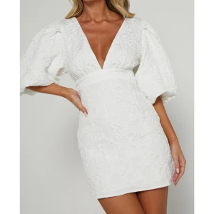 Vit klänning - Perfekt studentklänning i stl 34. Slutsåld på hemsidan och lappen sitter kvar