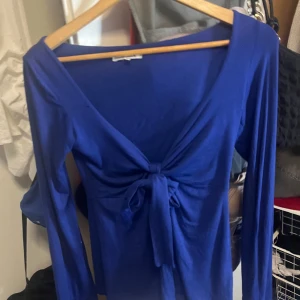 Design by sí topp - Jätte söt topp från design by sí, använd 1 gång säljer pga att den inte kommer till användning. Den har ett liten hål som knappt syns ❤️