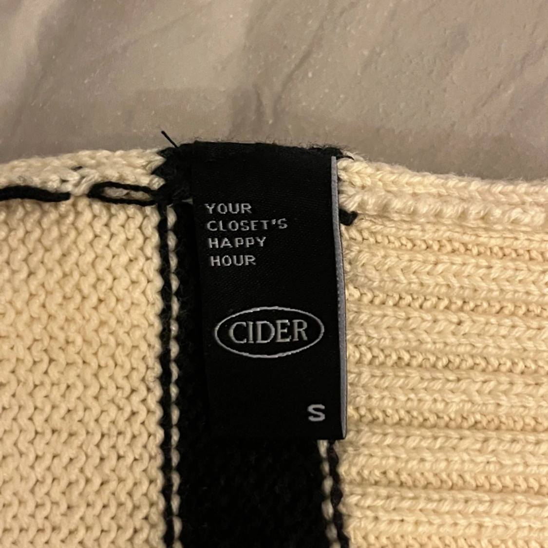 Stickad tröja.  - 91