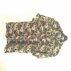 Skjorta💯🍾 - Hej!  Säljer nu denna vara för bara 150 kr! De är en skjorta jag köpte inne på new Yorker! Tror inte den finns något mer för hittar inte denna men tror jag gav 349/300 kr för den inget fel på den varken smutsig eller trasig De va allt tack för mig💯🍾