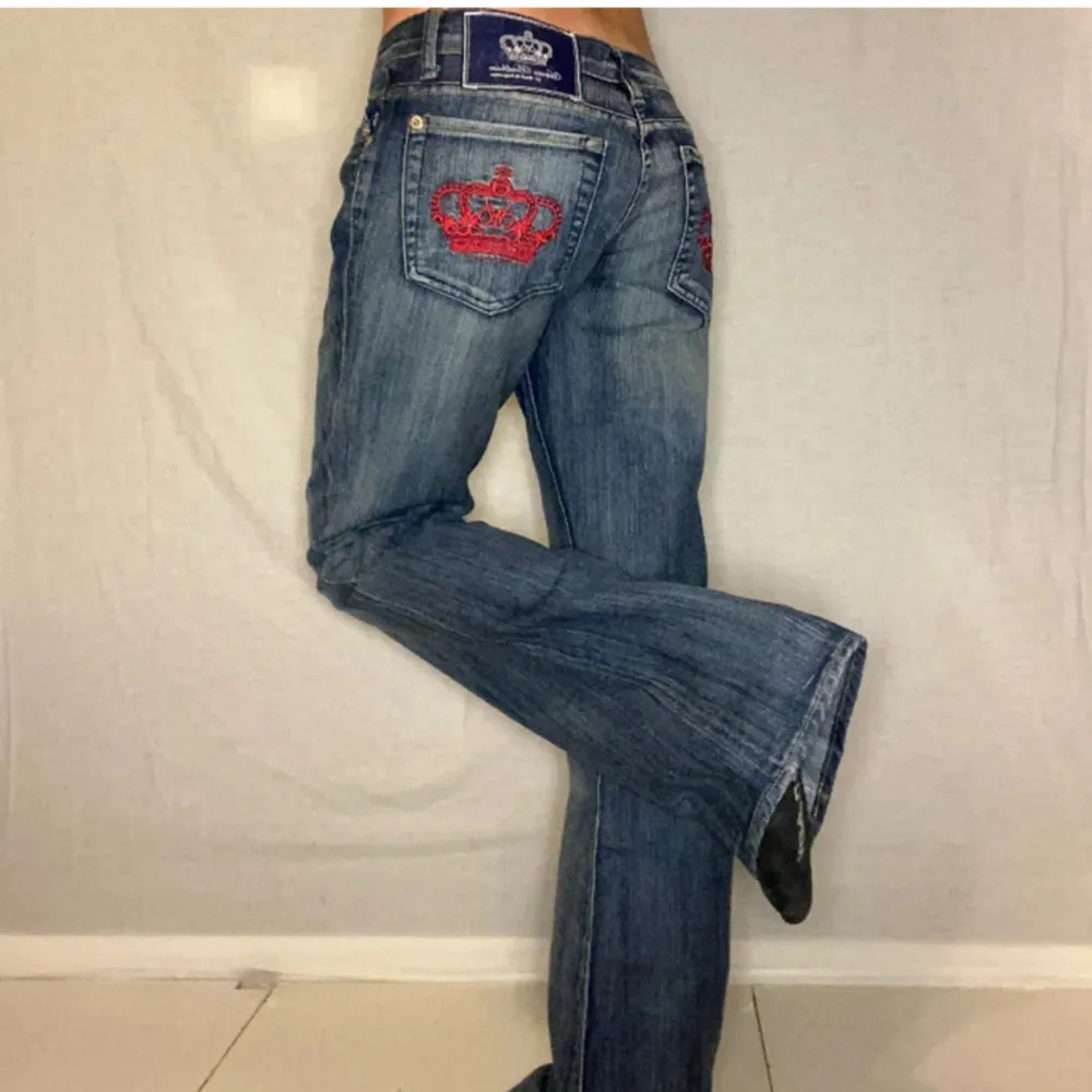 Otroligt populära och eftertraktade Victoria Beckham Jeans!!😍 fast pris går ej att pruta! storlek 29. slitningar längst ner som inte syns i bilderna så be mig gärna skicka privat!🥰annars super bra skick, midjemått: 37,5 cm, innebenslängd: 79-80 cm. Jeans & Byxor.