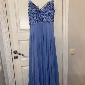 Balklänning  - Hej! Säljer denna fina balklänning från åsa design storlek 8. Jag är 160 cm och brukar vanligtvis vara en 36-38/ S-M. Andvänts 1 gång och i gott skick. Nypris 3000kr säljer för 1000kr🥰