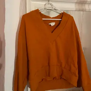 Orange sweater som även passar perfekt att ha off shoulder 🧡  