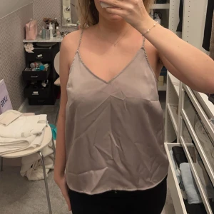 Fest topp med glitterdetaljer  - Säljer denna toppen från Hm. Materialet är satinliknande och har glitterstrimmor som band. Väldigt fin till kjol!!🥰🥰 luftig och bra i materialet 