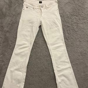 skiit snygga vita jeans från lee som är min syrras gamla! nypris 800 och är i jättebra skick💞 storlek 27/33